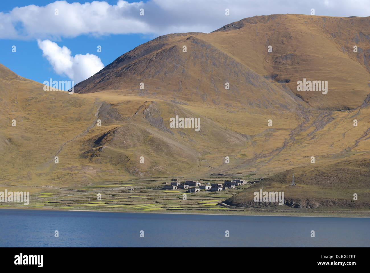 Petit village à côté d'un lac Banque D'Images