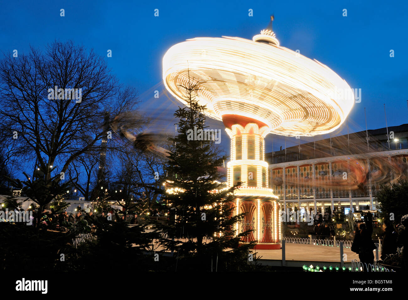 Noël au Tivoli à Copenhague. Le parc d'paillettes avec de belles décorations de Noël et illuminations. Banque D'Images