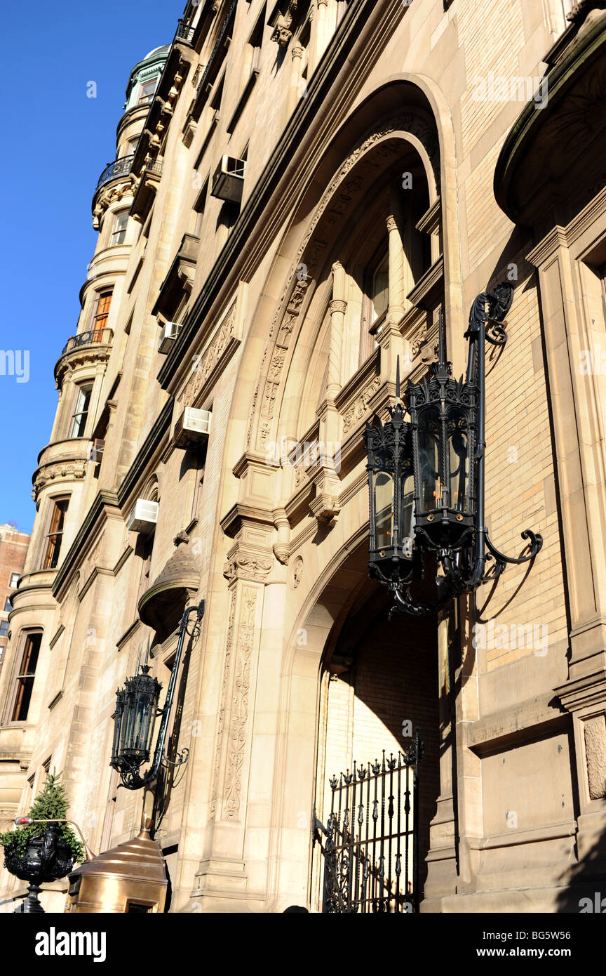 Le Dakota Building sur le côté ouest de Central Park à New York, où John Lennon a vécu jusqu'à sa mort en 1980 Banque D'Images