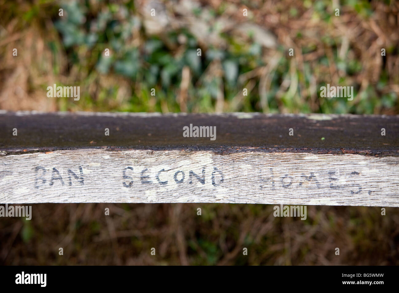 Grafitti demande une interdiction sur les maisons de vacances sur un panneau près de Poruan côte à Cornwall, UK. Banque D'Images