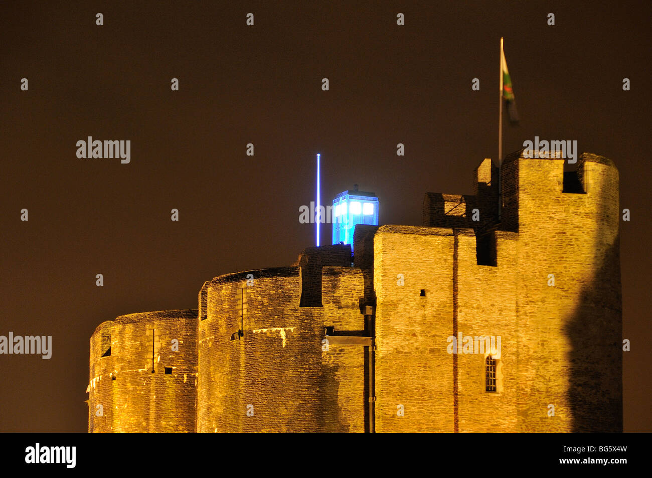 Docteur Who's Tardis sur haut de Caerphilly Castle at night Banque D'Images