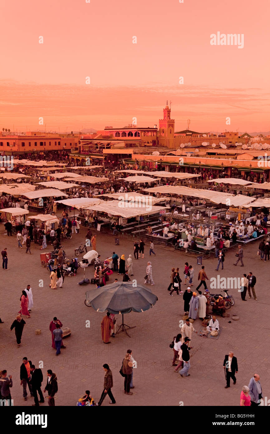 La célèbre place Jemaa el-Fna à Dusk, qui se remplit de stands de nourriture et d'animateurs, Marrakech, Maroc, Afrique du Nord Banque D'Images