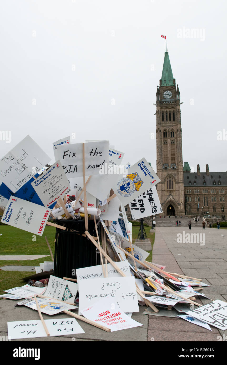 Les restes de pancartes d'une manifestation sur la Colline du Parlement où ex employés de Nortel a exigé la sécurité de leurs prestations. Banque D'Images