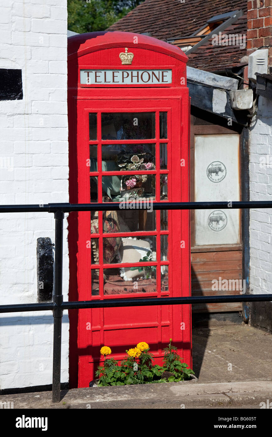 Angleterre, Northamptonshire, Marina de Braunston, atelier et boîte téléphonique traditionnelle rouge britannique 'K6' Banque D'Images