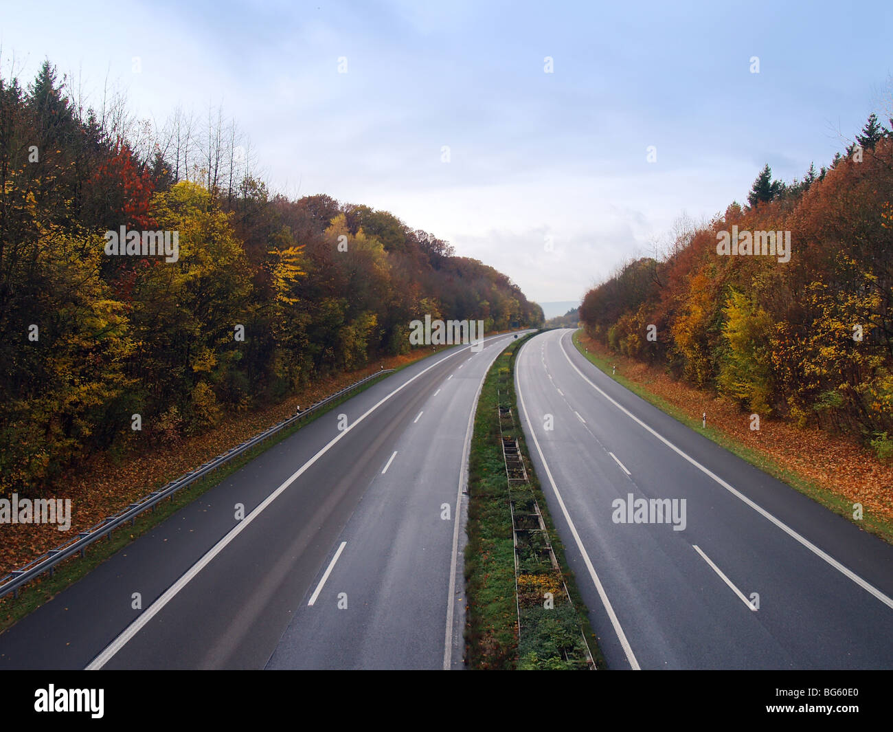 Autoroute allemande vide dans la soirée d'automne Banque D'Images