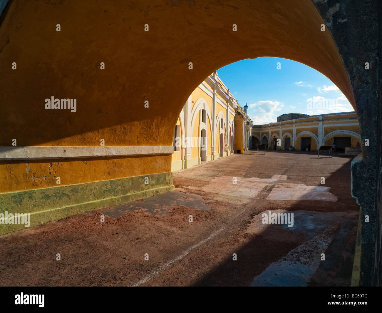 Vue sur la cour par une arcade, Forteresse El Morro, Old San Juan, Puerto Rico Banque D'Images