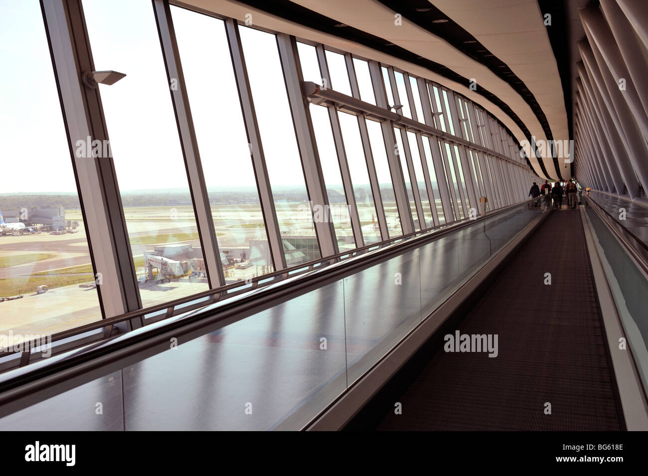 À l'intérieur des points de départ de Gatwick terminal nord, longue marche aux portes même avec tapis roulant, Londres Banque D'Images