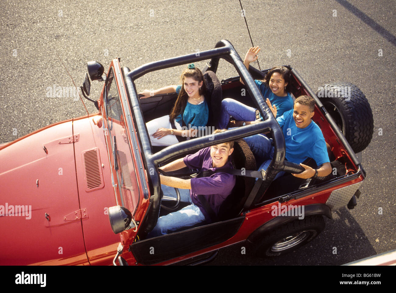 Roll bar coffre fort heureux de la sécurité Protéger la ceinture attention soins partager mix race boy girl gang groupe ami Banque D'Images