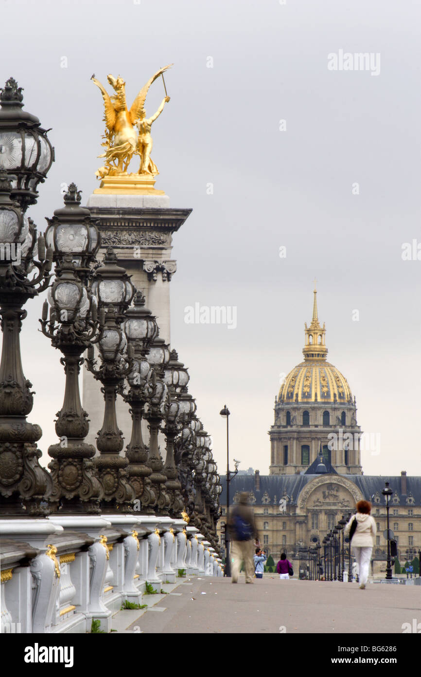 Paris - Pont Alexandre III et l'église non valide Banque D'Images