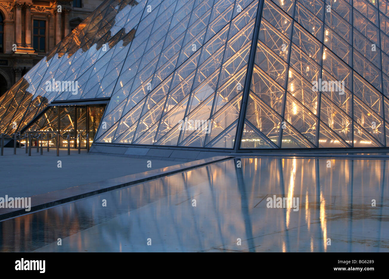 - Pyramide du Louvre dans la nuit Banque D'Images