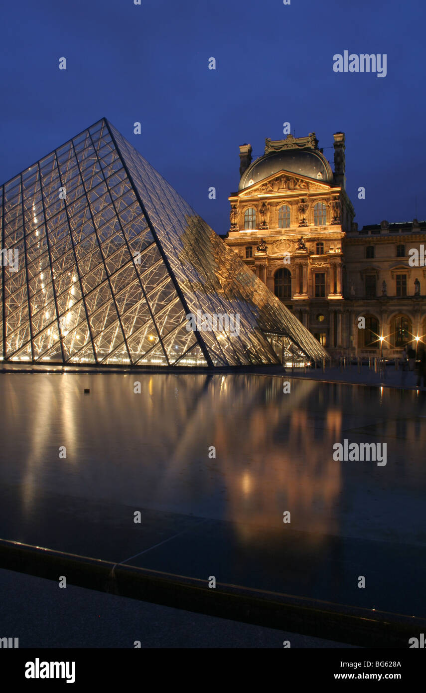 Musée du Louvre dans la nuit Banque D'Images