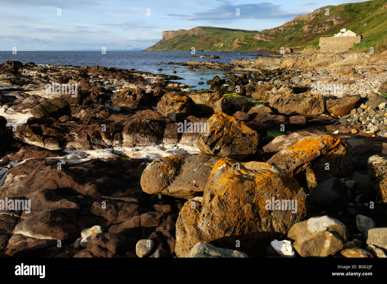 De l'esprit Head,fr,Antrim Irlande du Nord prises à partir de la rive rocheuse près de Ballycastle. Banque D'Images