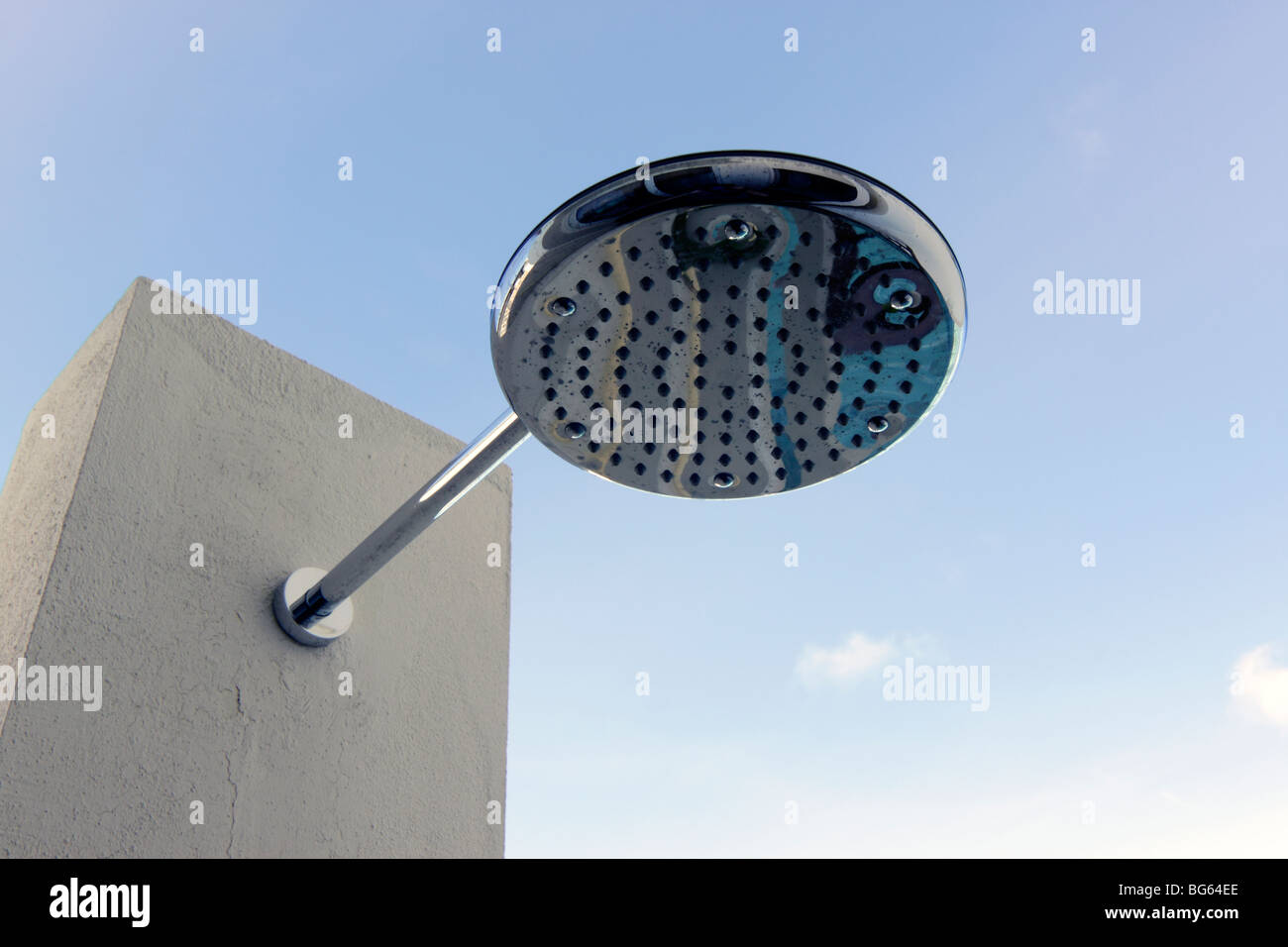Une douche de pluie "moderne" de la tête de douche dans une salle de bains privative située à l'extérieur Banque D'Images