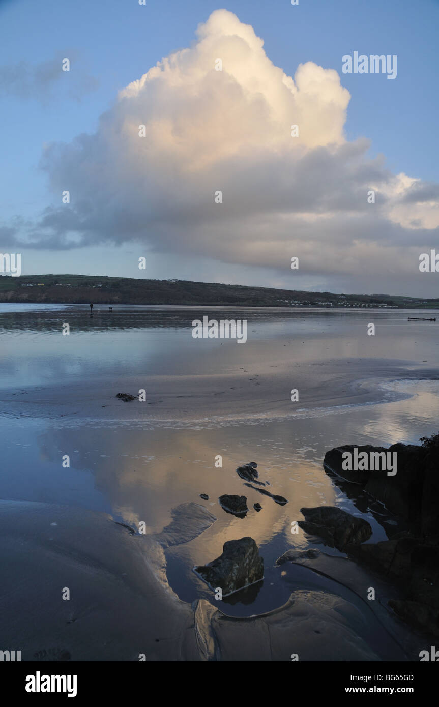 Cumulonimbus poppit, du sable, de l'estuaire de la rivière teifi, St Dogmaels, Galles, Royaume-Uni Banque D'Images