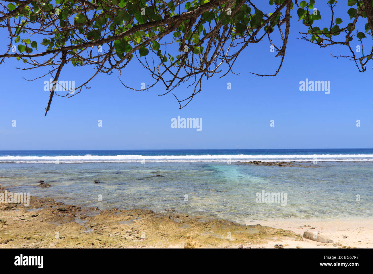 Vue de la plage à l'île de Kandooma, Maldives Banque D'Images