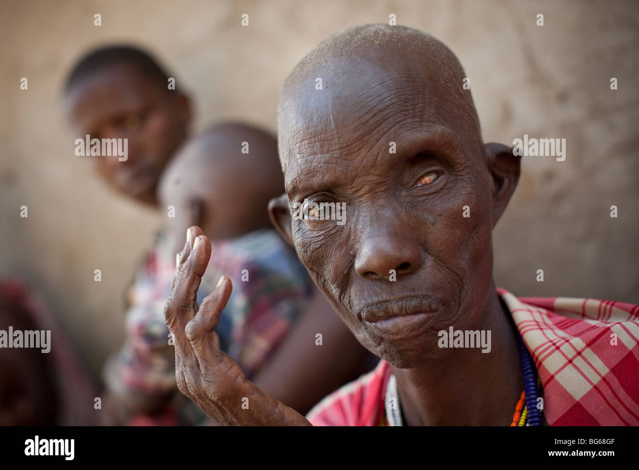 Une vieille femme Massaï, aveugle d'un œil, attend d'être vu par un médecin dans une clinique dans la région de Manyara, Kilombero, en Tanzanie. Banque D'Images