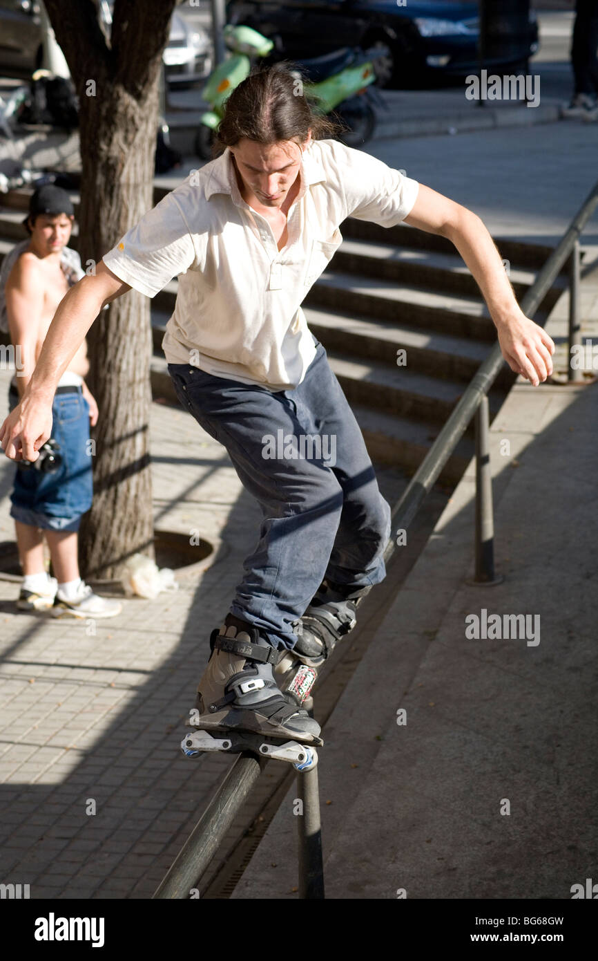 Jeune homme effectue aggressive inline skate tricks à Barcelone Espagne  Photo Stock - Alamy