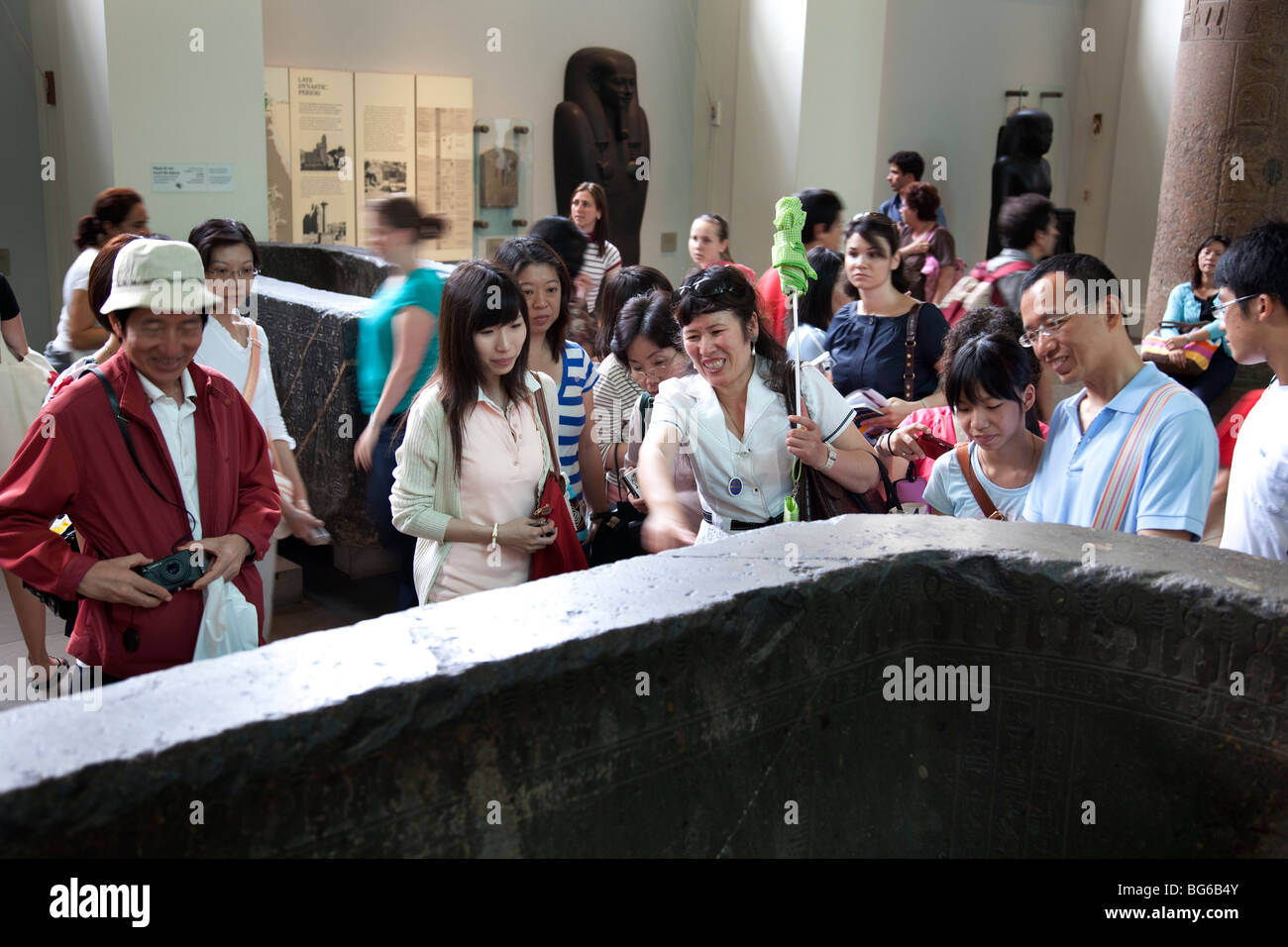 Le British Museum, Londres. Les visiteurs chinois sont représentées autour des chambres de l'Égypte ancienne par leur guide. Banque D'Images