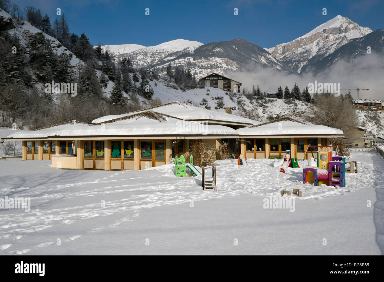L'Italie, Oulx (d), l'école maternelle en hiver Banque D'Images