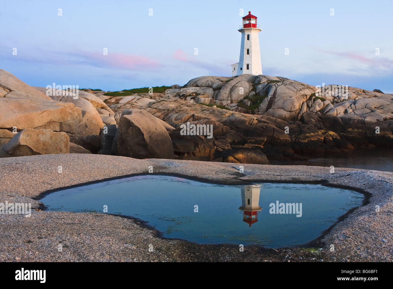 La réflexion du phare de Peggy's Cove, Nova Scotia, Canada Banque D'Images