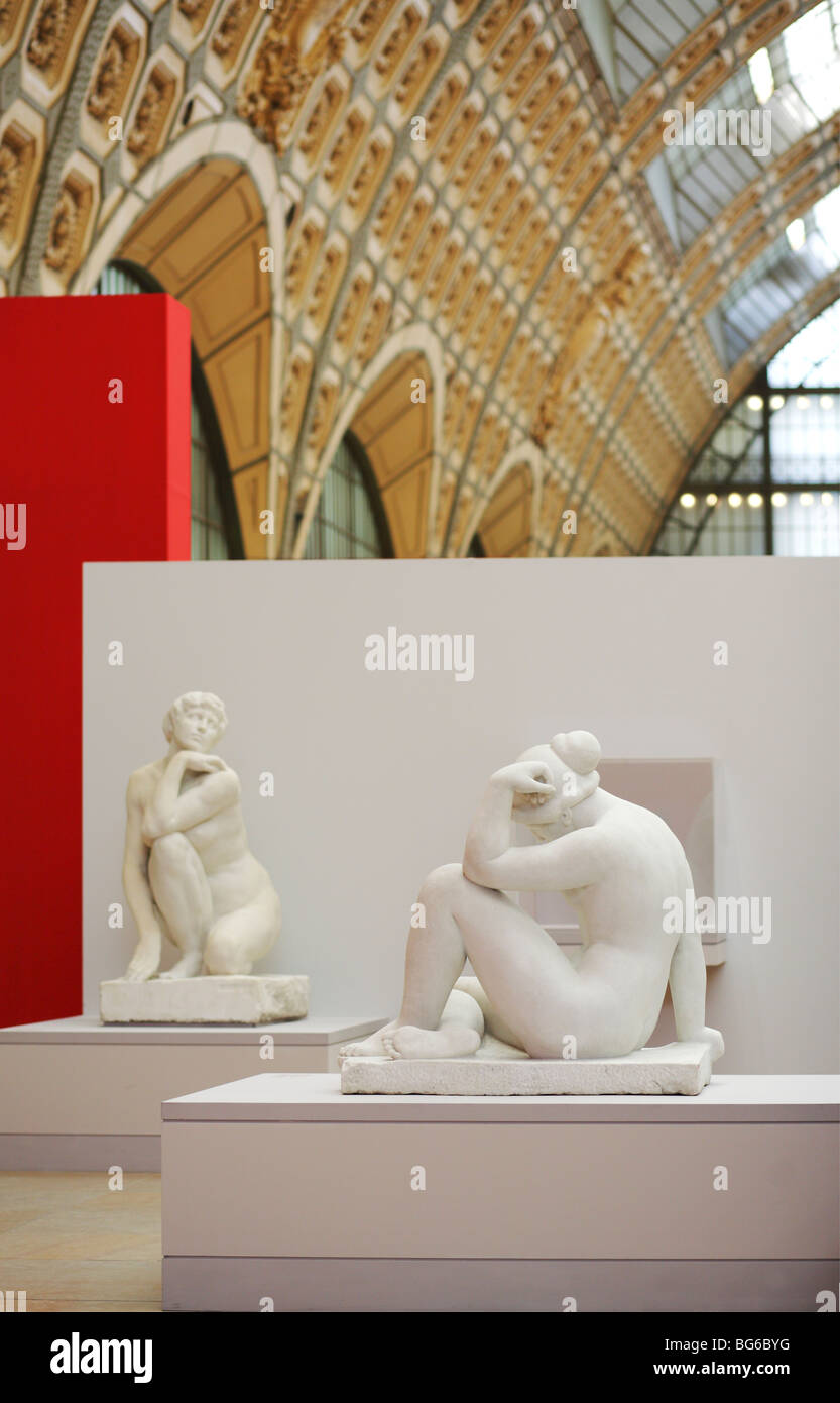 La Méditerranée par Aristide Maillol (devant) et la déesse par Josep Clara (dans le dos), Musée d'Orsay, Paris, France Banque D'Images