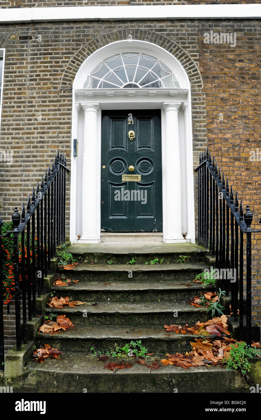 Étapes suivantes jusqu'à la porte avant d'une terrasse géorgienne Highbury Islington Londres Angleterre Royaume-uni Banque D'Images