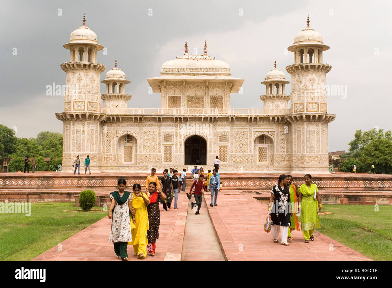 Les femmes dans les jardins de Itmad-Ud-Daulah à Agra, en Inde. La tombe est souvent appelée "le baby Taj'. Banque D'Images