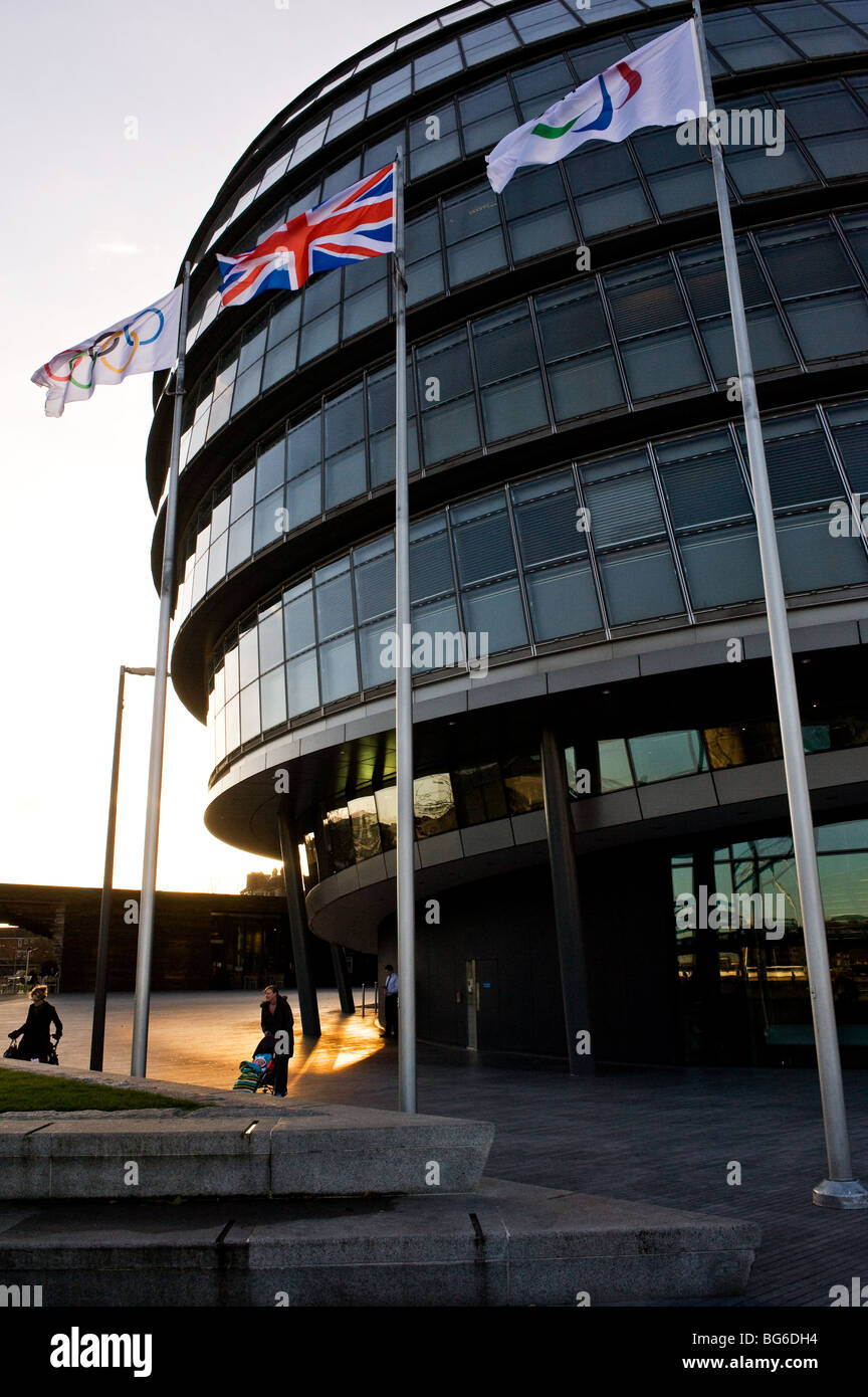 Mâts de l'extérieur de l'Hôtel de Ville sur la rive sud de Londres. Photo par Gordon 1928 Banque D'Images