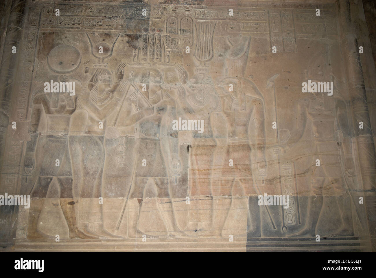 Reliefs montrant dieux égyptiens sur un mur au Temple de Kom Ombo la nuit en Egypte Banque D'Images