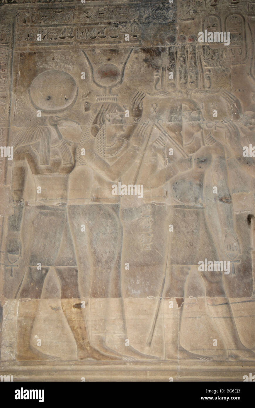 Reliefs montrant dieux égyptiens sur un mur au Temple de Kom Ombo la nuit en Egypte Banque D'Images