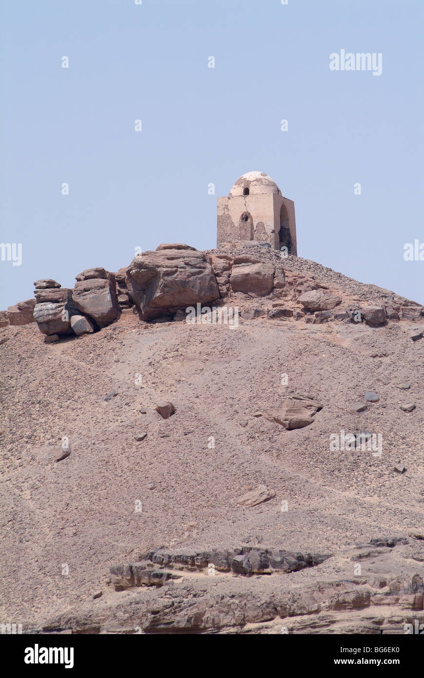 Vestiges d'un temple building au sommet d'une colline sur l'île Eléphantine, Egypte Banque D'Images