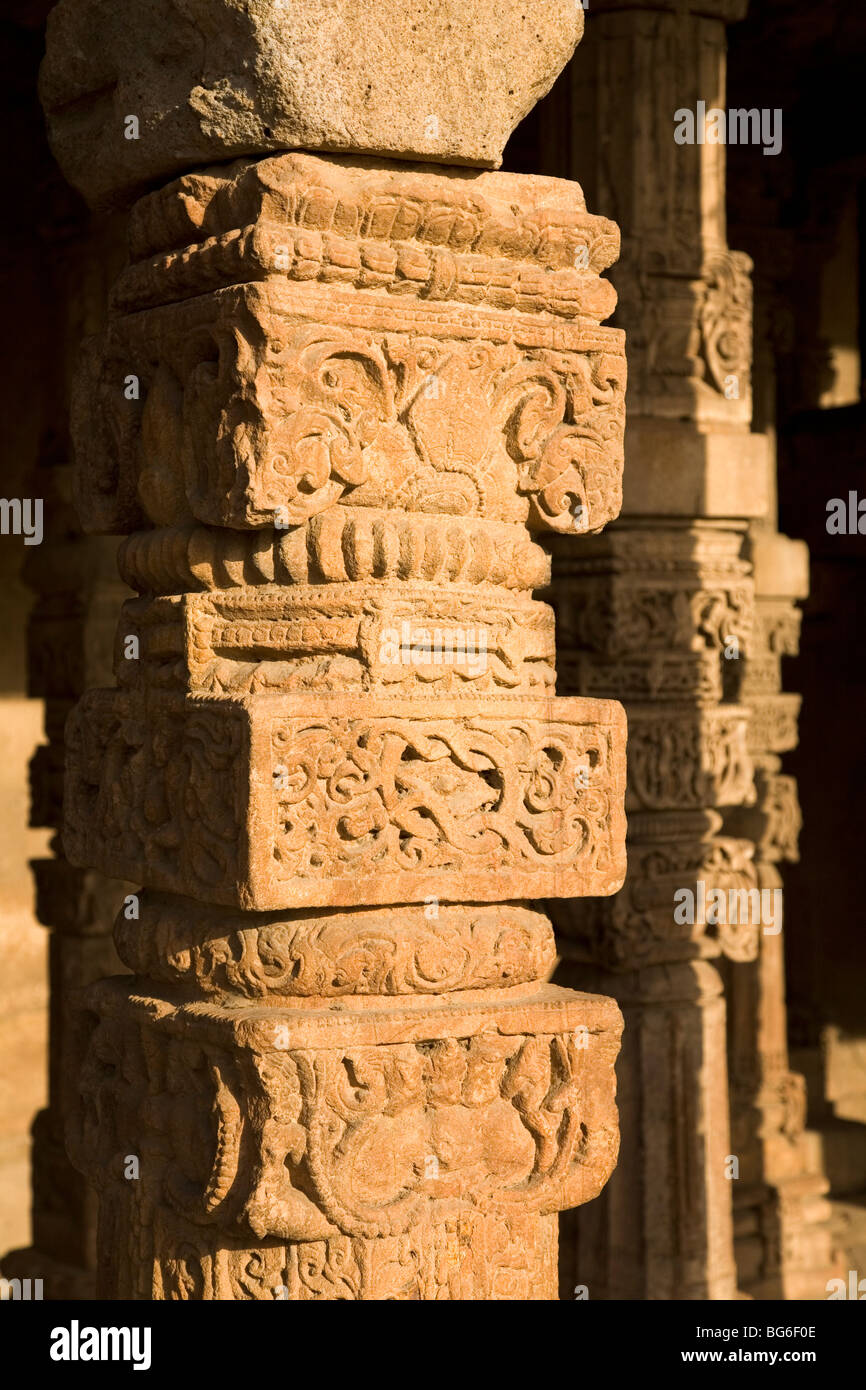 Un pilier sculpté richement au Quwwat-ul-Islam mosquée dans le complexe de Qutb Minar à Delhi, Inde. Banque D'Images