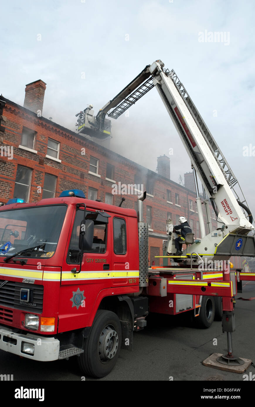 L'incendie de la plate-forme hydraulique utilisé sur feu de toit modèle entièrement libéré Banque D'Images