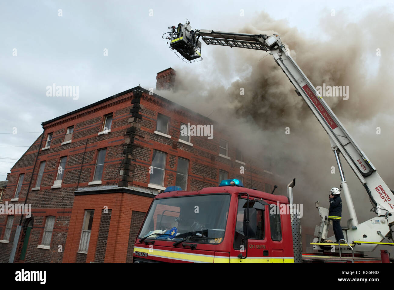 L'incendie de la plate-forme hydraulique utilisé sur feu de toit Banque D'Images