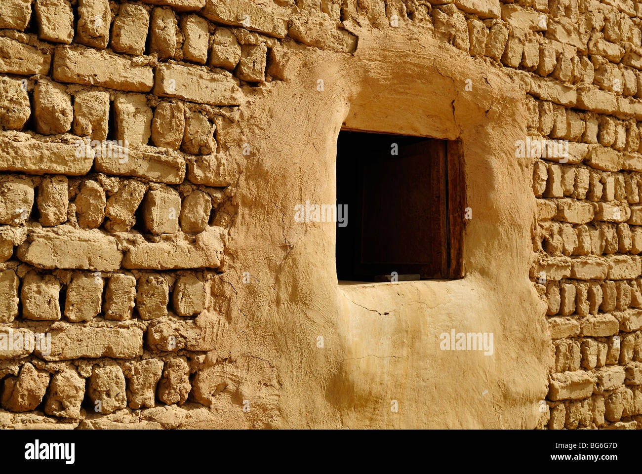 Maison typique construite avec des briques dans la ville de Al Qasr à Dakhla oasis, à l'ouest de l'Égypte Banque D'Images