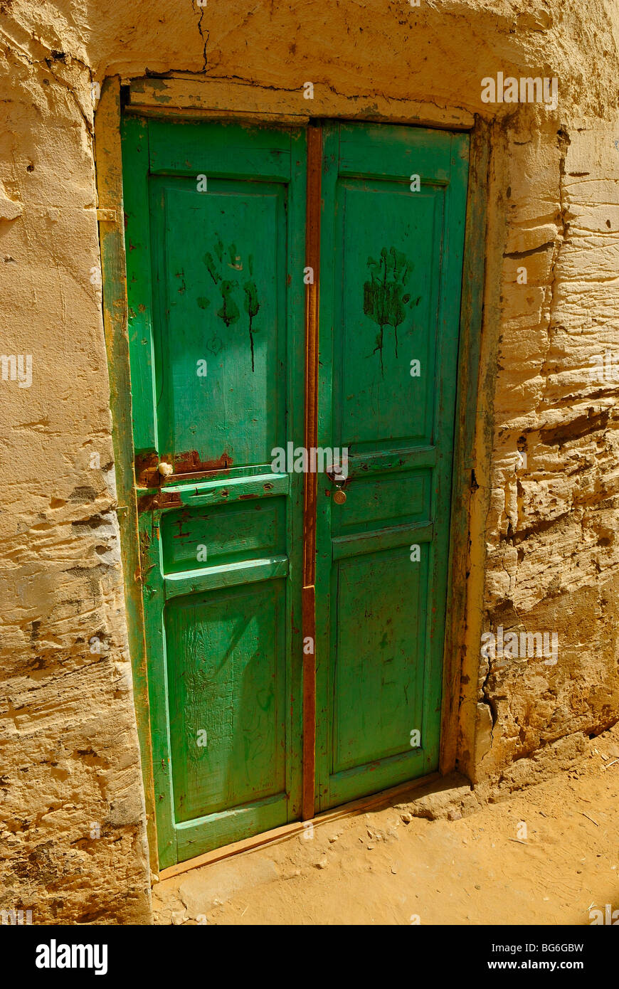 Fermer porte d'une maison en bois dans la ville de Al Qasr à Dakhla oasis, à l'ouest de l'Égypte Banque D'Images