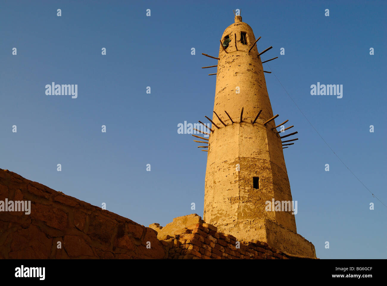 Minaret de la mosquée Nasr el-Din dans le la ville de Al Qasr à Dakhla oasis, à l'ouest de l'Égypte Banque D'Images