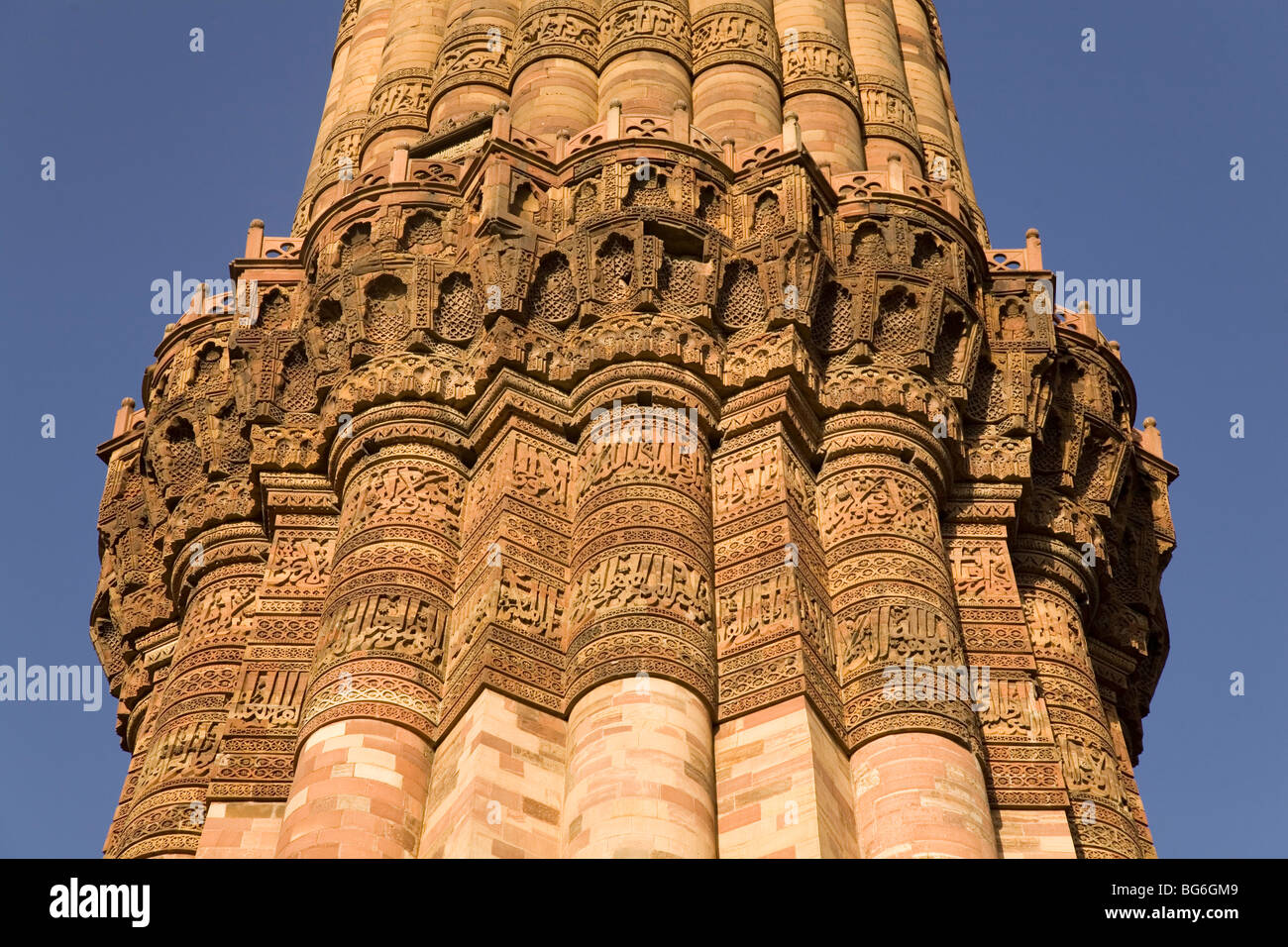 Lettrage Naskh encercle le Qutb Minar à Delhi, en Inde. Banque D'Images