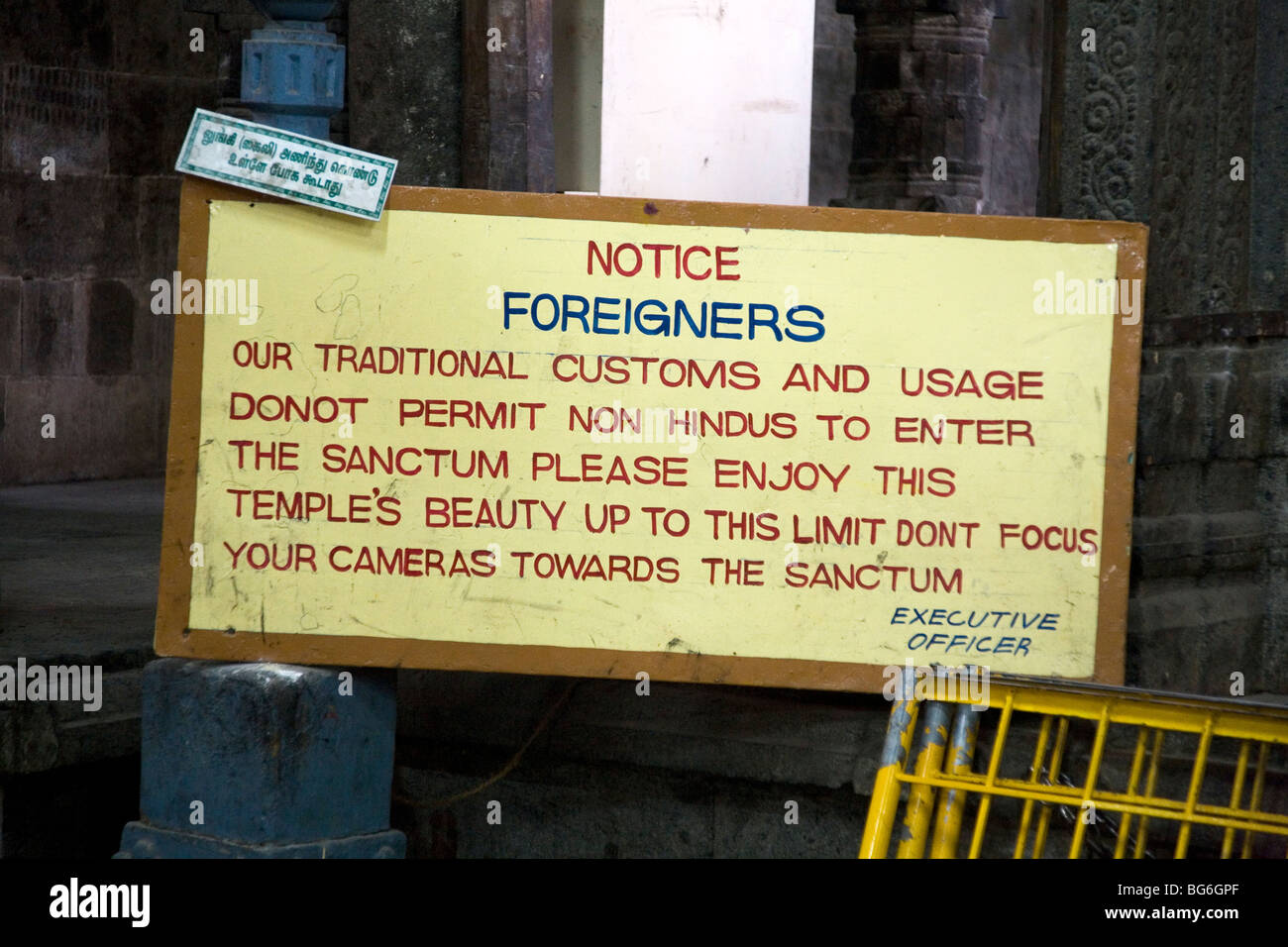 Un panneau indique clairement que les non-Indiens ne sont pas autorisés au-delà de ce point à un temple hindou à Kanchipuram, Inde. Banque D'Images