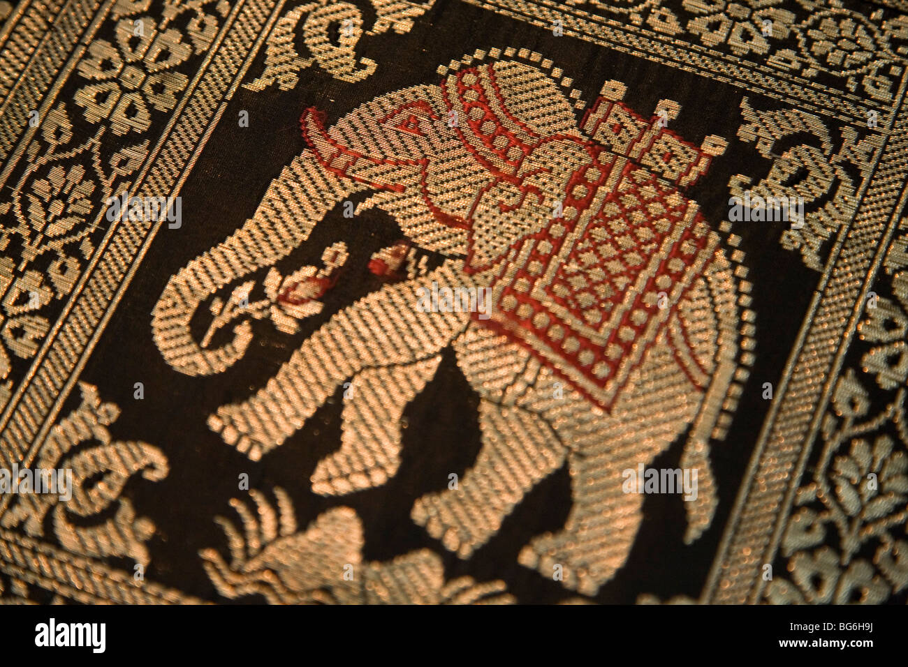 Un éléphant design sur un mariage traditionnel de soie sari Kanchipuram, l'Inde. Banque D'Images