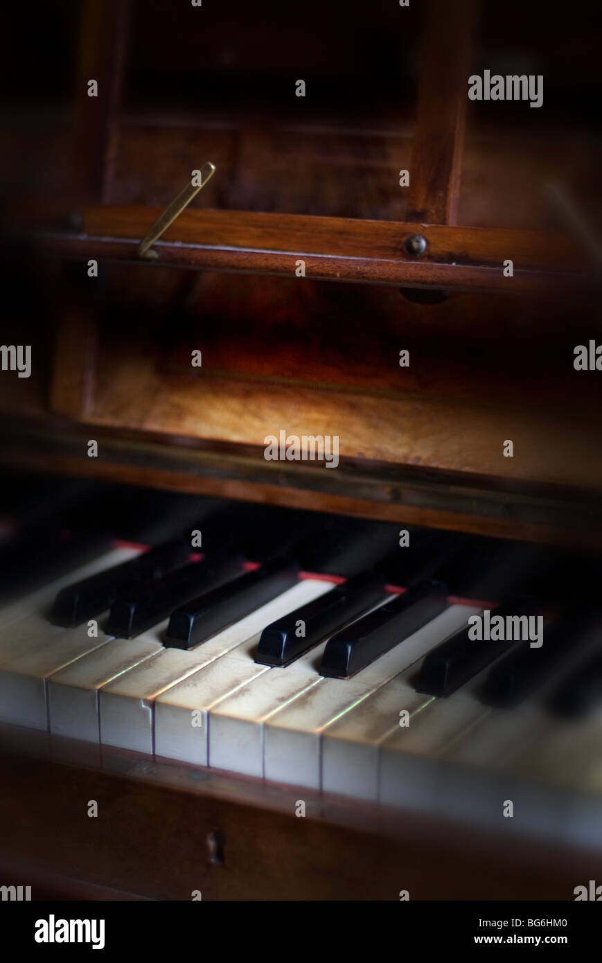 Piano droit ancien et le clavier Banque D'Images