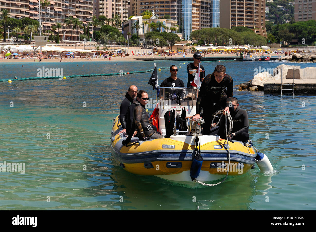 Bateau gonflable chargé avec des plongeurs en scaphandre autonome retour à la jetée à Monaco. Banque D'Images