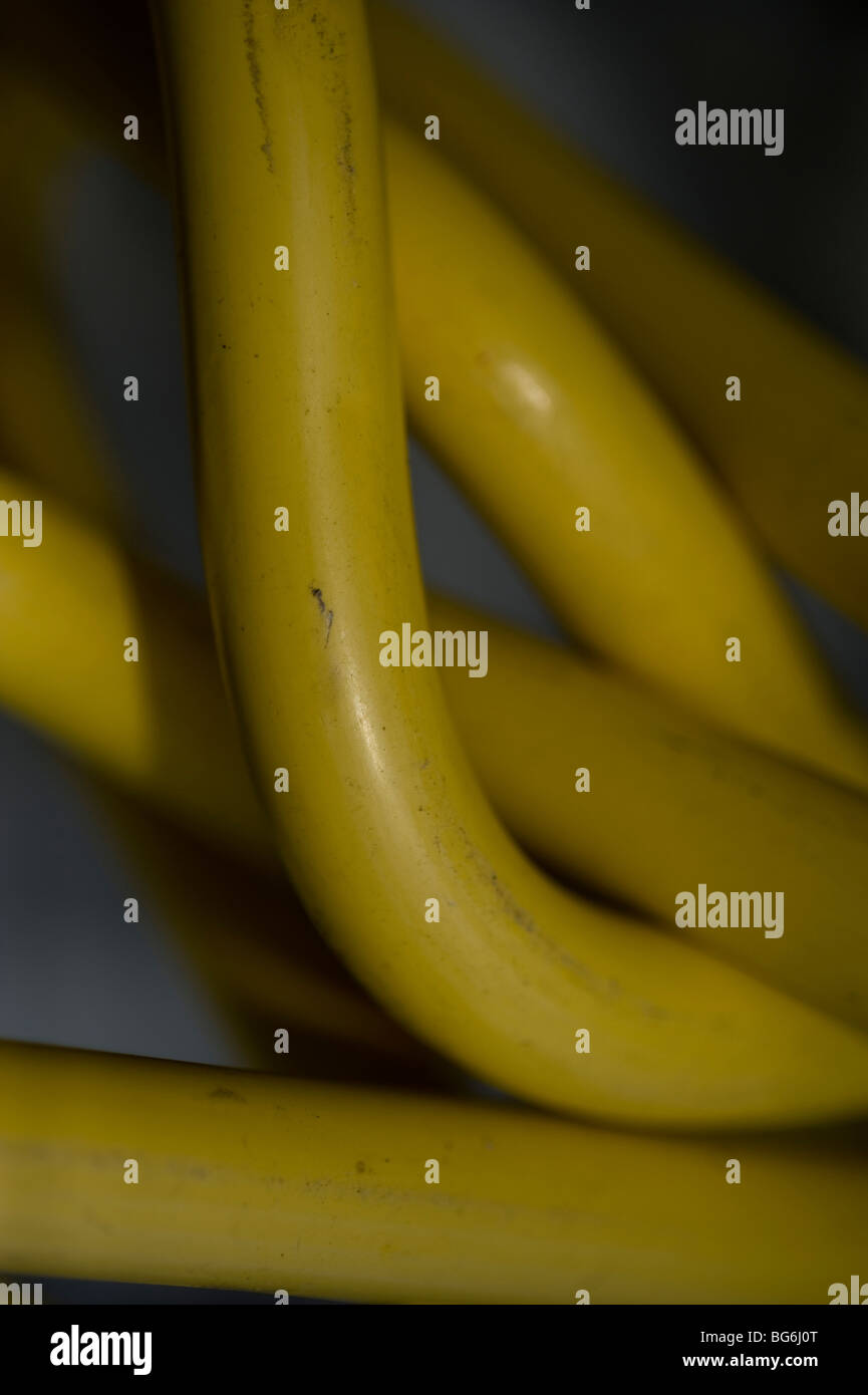 Les tuyaux jaunes pliées Banque D'Images