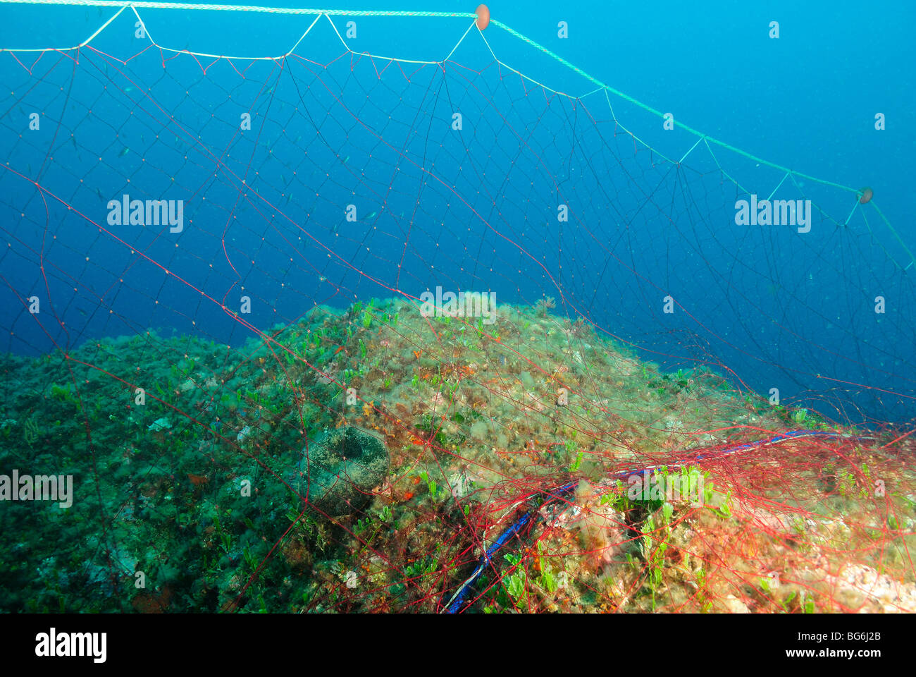 Filet de pêche situé dans la mer Méditerranée, au large de Monaco Banque D'Images