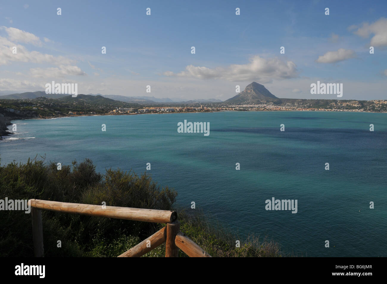 Vue sur bay en direction de Javea et la montagne Montgo, Costa Blanca, Alicante Province, Espagne Banque D'Images