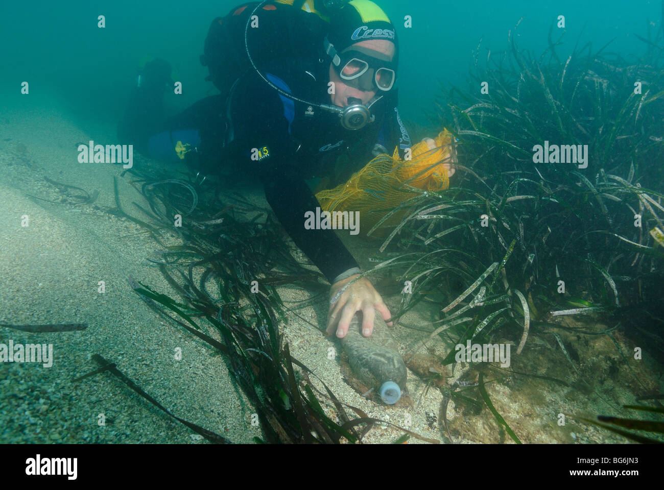 Scuba Diver l'élimination des déchets de l'underwater bas de Saint Jean Cap Ferrat Banque D'Images