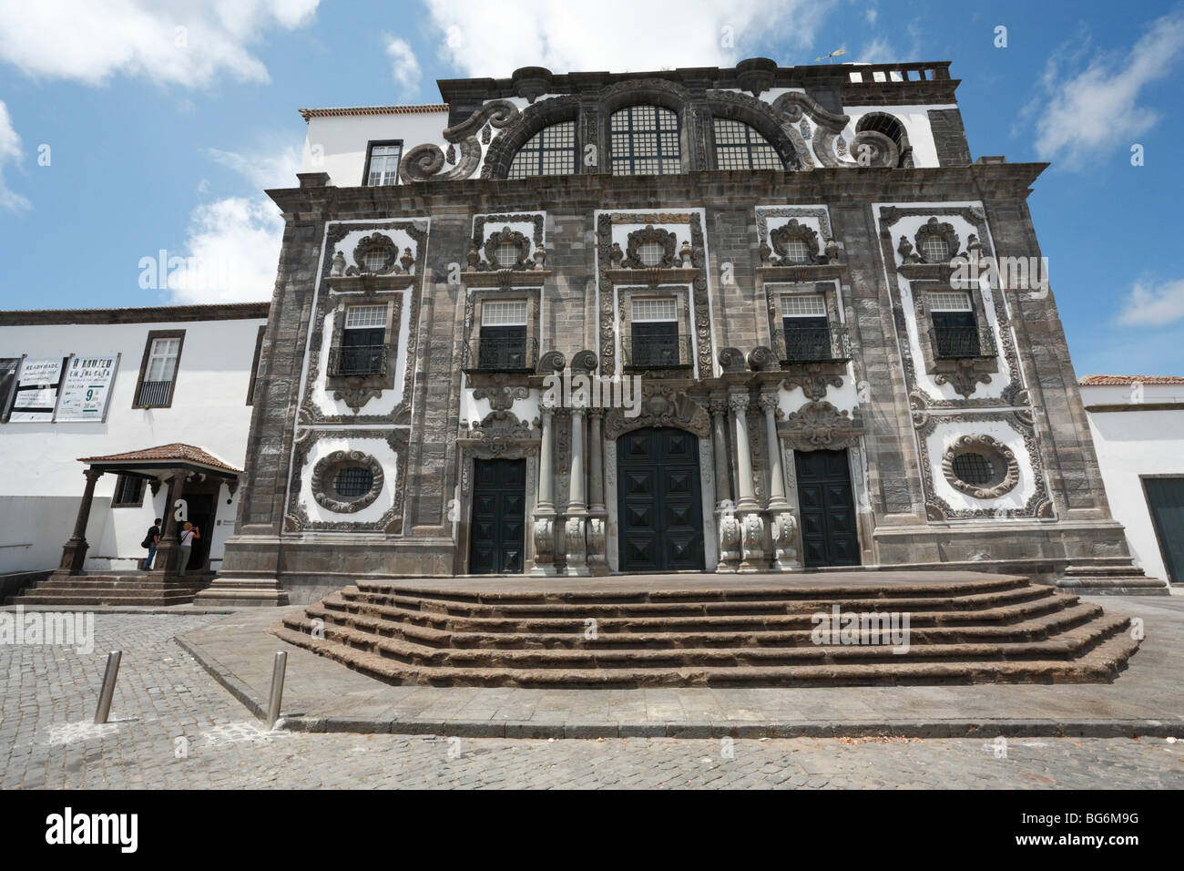 Igreja de Todos-os-Santos ou Igreja do Colegio dos jésuites, dans la ville de Ponta Delgada, île de Sao Miguel, Açores, Portugal. Banque D'Images