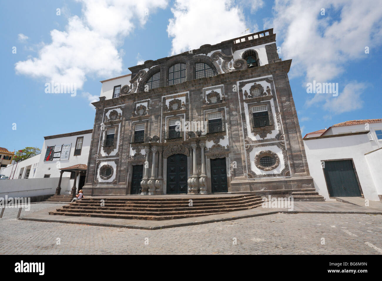 Igreja de Todos-os-Santos ou Igreja do Colegio dos jésuites, dans la ville de Ponta Delgada, île de Sao Miguel, Açores, Portugal. Banque D'Images
