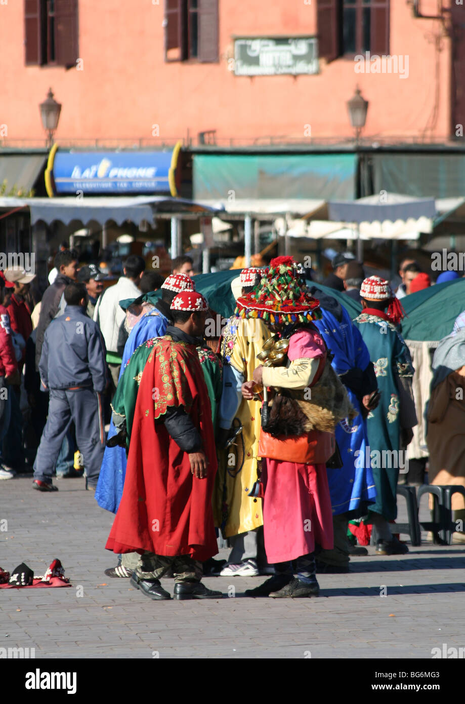 Des musiciens de rue et Watercarrier @ Place Djmaa El Fna Banque D'Images