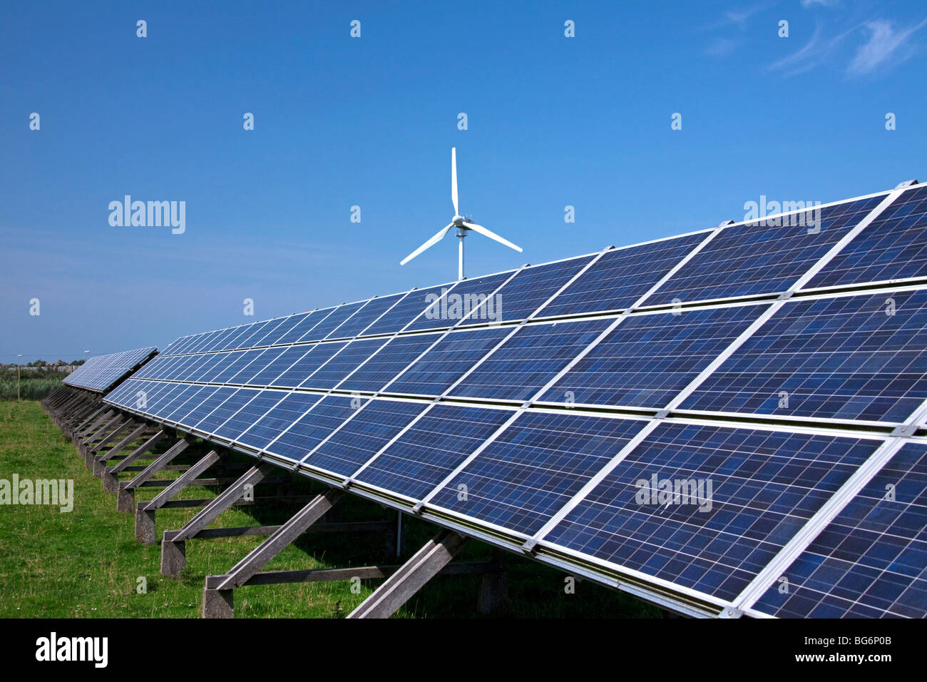 Turbine éolienne et des panneaux solaires photovoltaïques pour la production d'électricité Banque D'Images